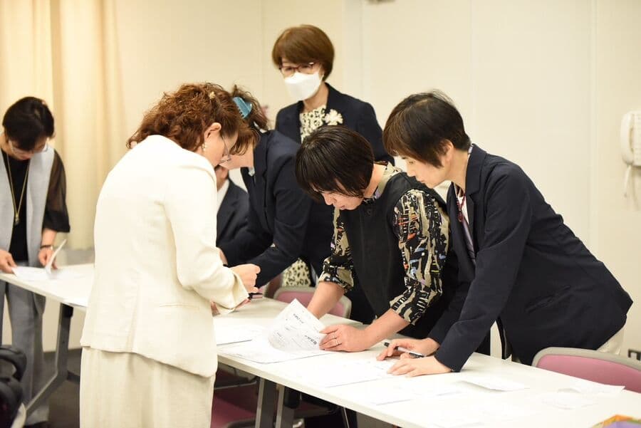 審査員による採点のようす